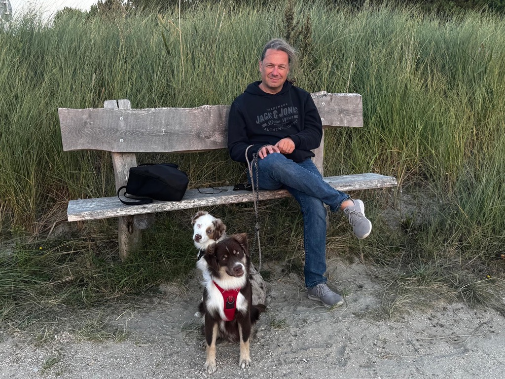 Bernd Kuhlen with his dogs at the beach